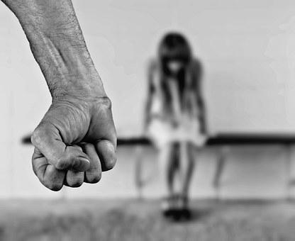 Violenza domestica su una donna: può esserci la responsabilità dei Magistrati?